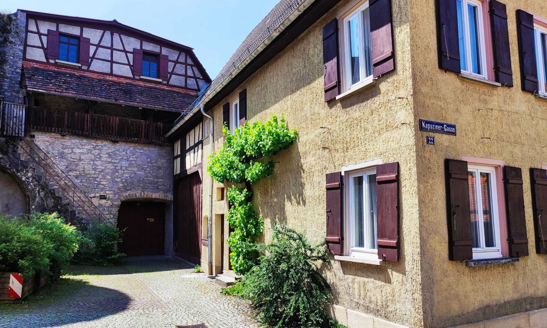 Bauernhaus mit zwei Scheunen - angrenzend an den Pulverturm -