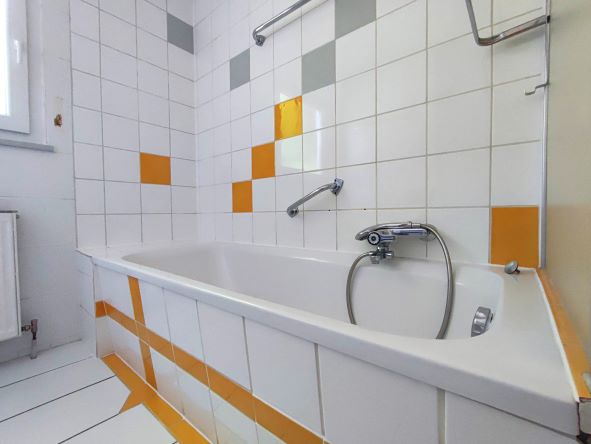 mit Wanne und Dusche mit Wanne und Dusche