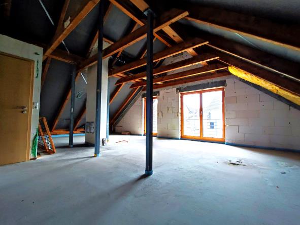 Dachgeschoss ist zum Ausbau vorbereitet.