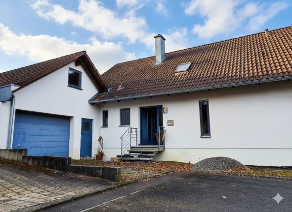 Haus mit großer Garage in Wolfenhausen