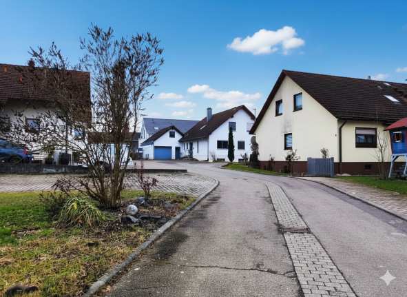 Haus mit großer Garage in Wolfenhausen