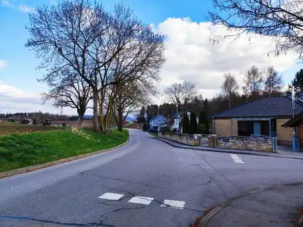 Gepflegtes Einfamilienhaus in Starzach-Wachendorf mit großem Garten, Terrasse und Solaranlage auf dem Dach.