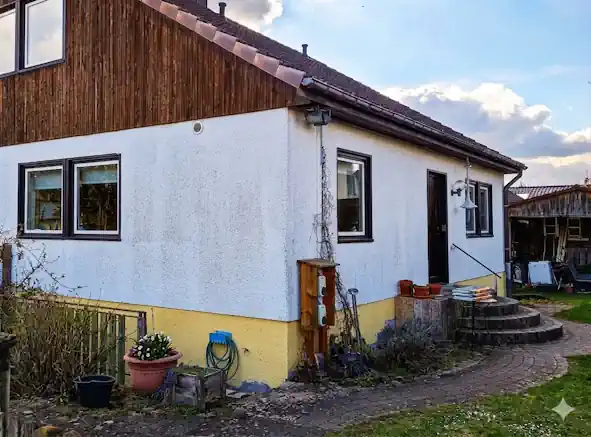 Heller Eingangsbereich und gepflasterter Zugangsweg eines Hauses mit Einliegerwohnung in Starzach.