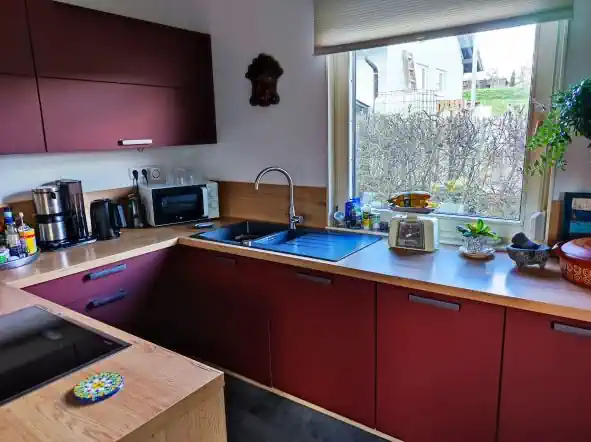 Helle, gepflegte Einbauküche mit viel Arbeitsfläche und direktem Zugang zum Essbereich in einem Einfamilienhaus in Wachendorf.