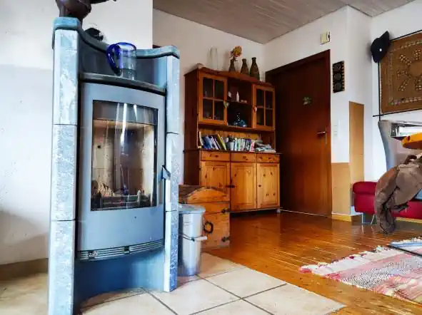 Großzügiges, lichtdurchflutetes Wohnzimmer mit Blick in den Garten.