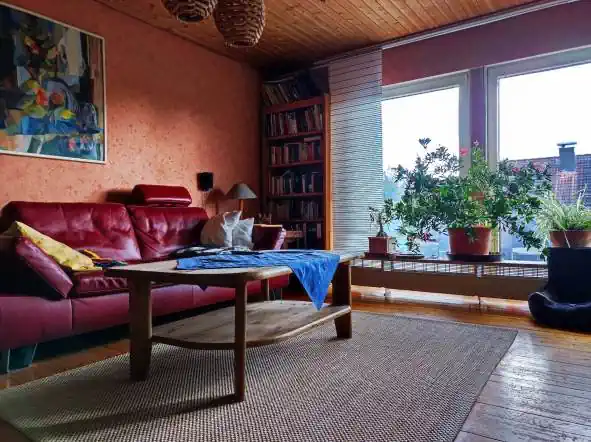 Großzügiges, lichtdurchflutetes Wohnzimmer mit Blick in den Garten.