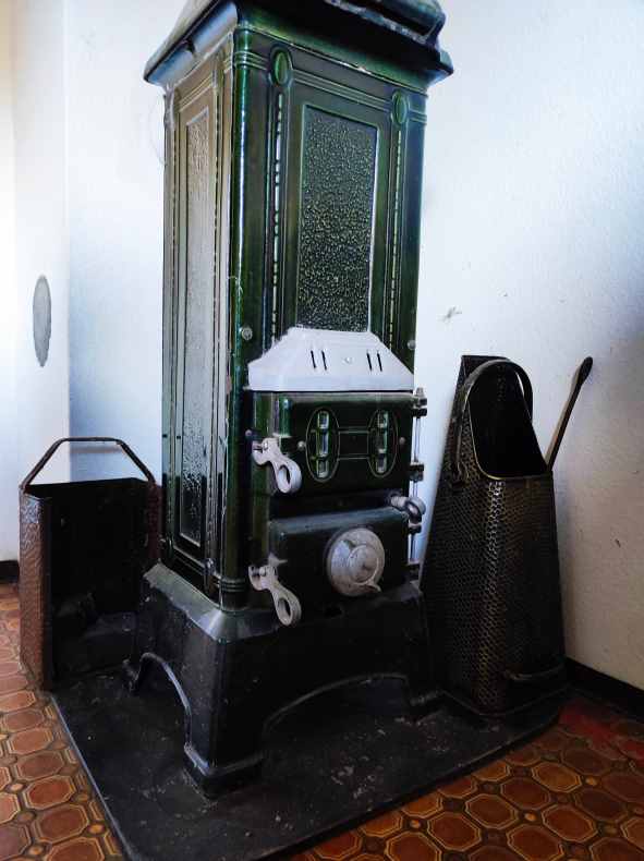 Gusseiserner Kaminofen in der Einliegerwohnung