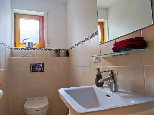 Modernes Gäste-WC im Erdgeschoss des Hauses.