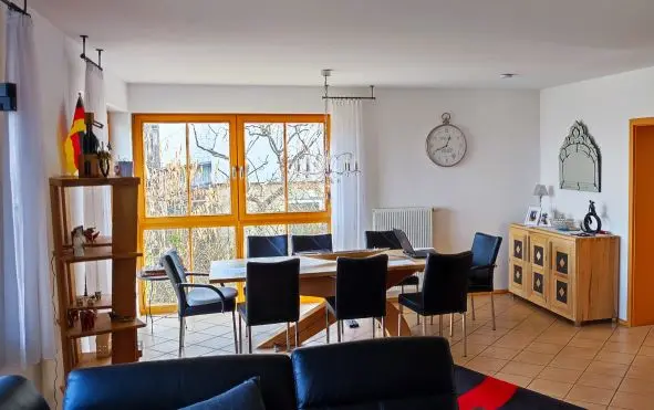 Offener Essbereich mit bodentiefen Fenstern und Blick ins Grüne