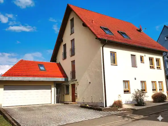 Haus kaufen Rottenburg Weiler: Gepflegte Hausansicht in idyllischer Ortsrandlage mit Garage.