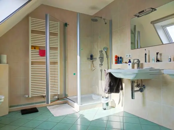 Detailansicht der modernen Dusche im Wellness-Bad.