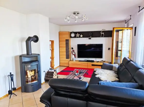 Haus kaufen Rottenburg Weiler: Lichtdurchfluteter Wohnbereich mit behaglichem Kaminofen.