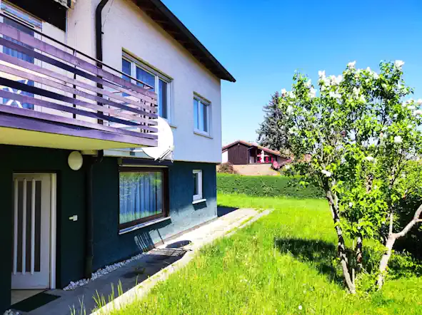 Detailansicht des Balkons im Obergeschoss – Immobilienangebot Rottenburg