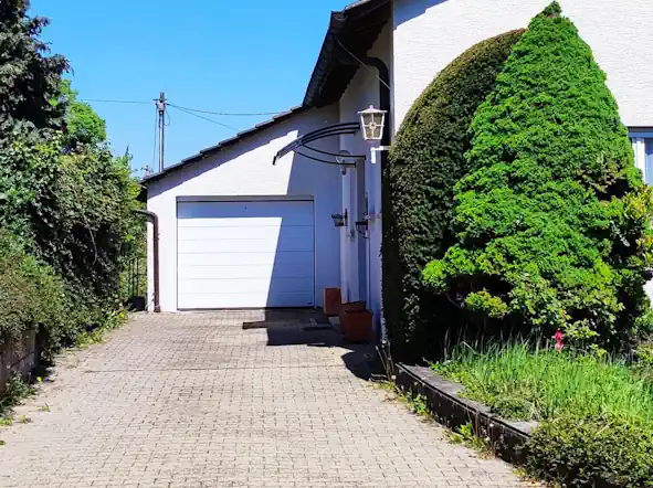 Blick in die Einfahrt und zur Garage des Verkaufsobjekts – Rottenburg