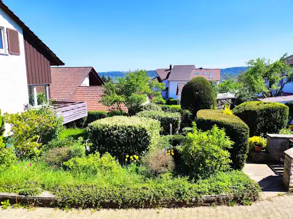Gartenansicht mit Sträuchern und Grünflächen – Immobilie Rottenburg Schelmen