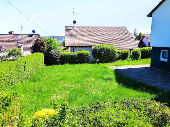 Großzügiger Gartenbereich hinter dem Haus in Rottenburg am Neckar