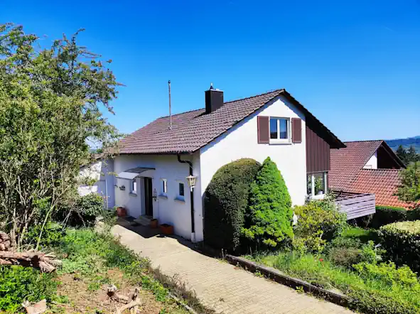 Zweite Ansicht der gepflasterten Zufahrt zum Wohnhaus – Immobilien Rottenburg