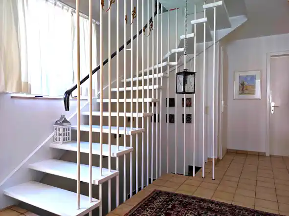 Moderne Holztreppe als Zugang zum ausgebauten Dachgeschoss eines Einfamilienhauses in Rottenburg