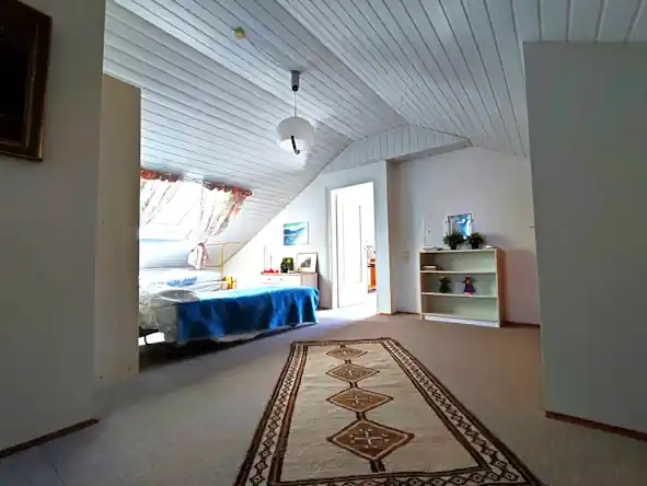Moderne Holztreppe als Zugang zum ausgebauten Dachgeschoss eines Einfamilienhauses in Rottenburg