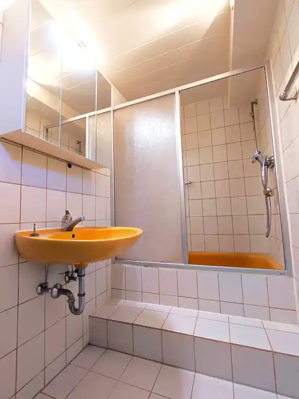 Modernisiertes, helles Badezimmer in der Einliegerwohnung – Hausverkauf Schelmen