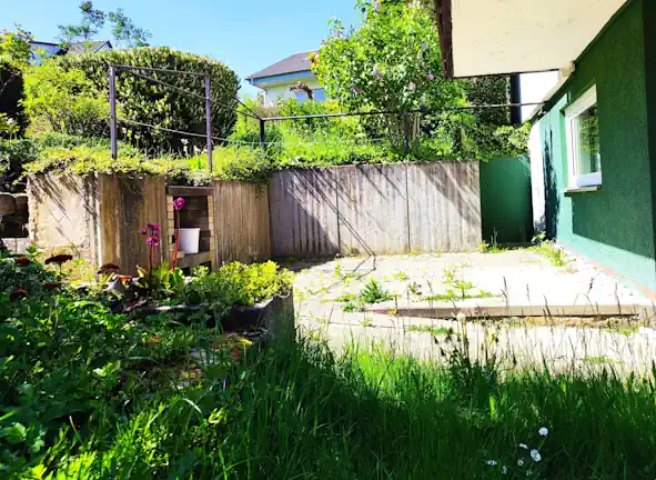 Private Terrasse der Einliegerwohnung im Grünen – Hausverkauf Schelmen