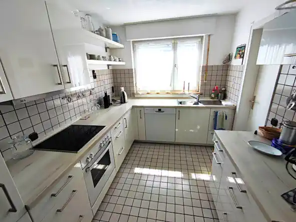 Moderne Einbauküche mit hochwertigen Geräten – Immobilien Rottenburg Schelmen