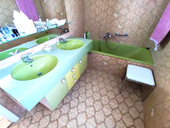 Badezimmer mit Fliesen – Haus in Rottenburg Schelmen zu verkaufen