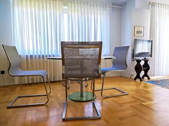 Großzügiges Wohnzimmer mit Parkettboden – Haus kaufen in Rottenburg am Neckar