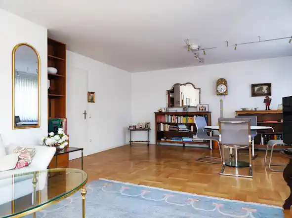 Großzügiges Wohnzimmer mit Parkettboden – Haus kaufen in Rottenburg am Neckar