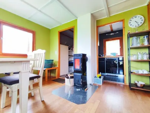 Offener Essbereich mit bodentiefen Fenstern und Blick ins Grüne