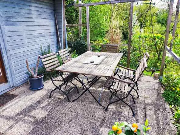 Offener Essbereich mit bodentiefen Fenstern und Blick ins Grüne