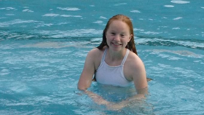 Dame schwimmt im Freibad Rottenburg Dame schwimmt im Freibad Rottenburg
