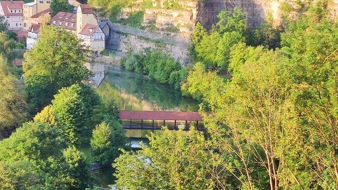 Fußgängerbrücke zum Freibad in Rottenburg
