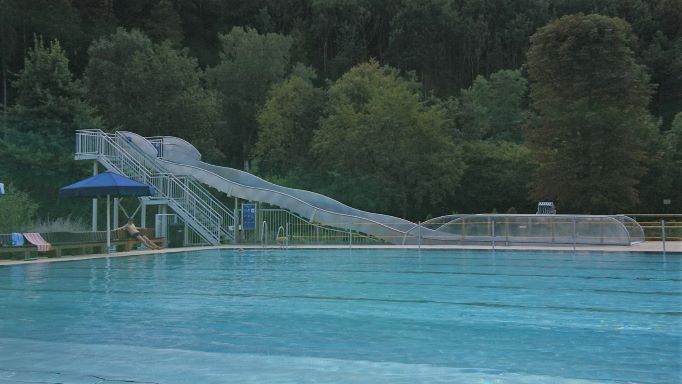 Wasserrutsche im Freibad Rottenburg
